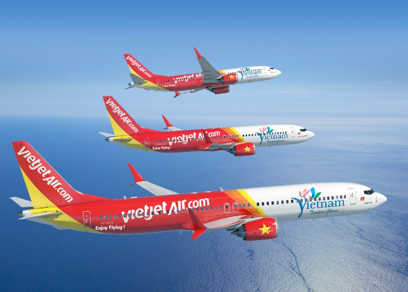 co-duoc-mang-nuoc-mam-len-may-bay-vietjet